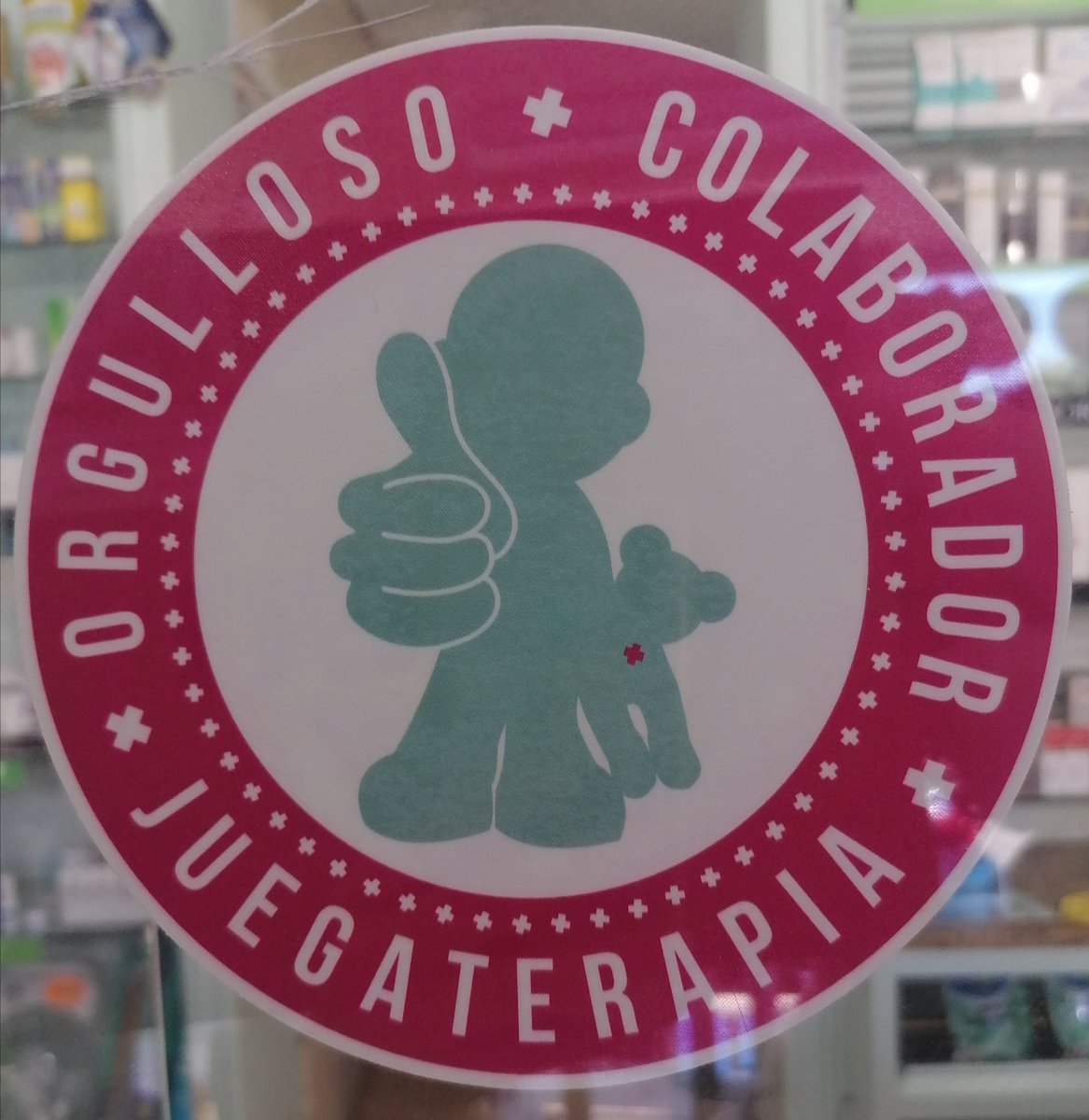 La farmacia de la Dra. Cristina Gervasini, en #Badajoz, ha colgado su cartel de #OrgullosoColaborador. ¡Cómo nos gusta hacer familia! #FarmaciasJuegaterapéuticas 💪💙 #BabyPelonesJT