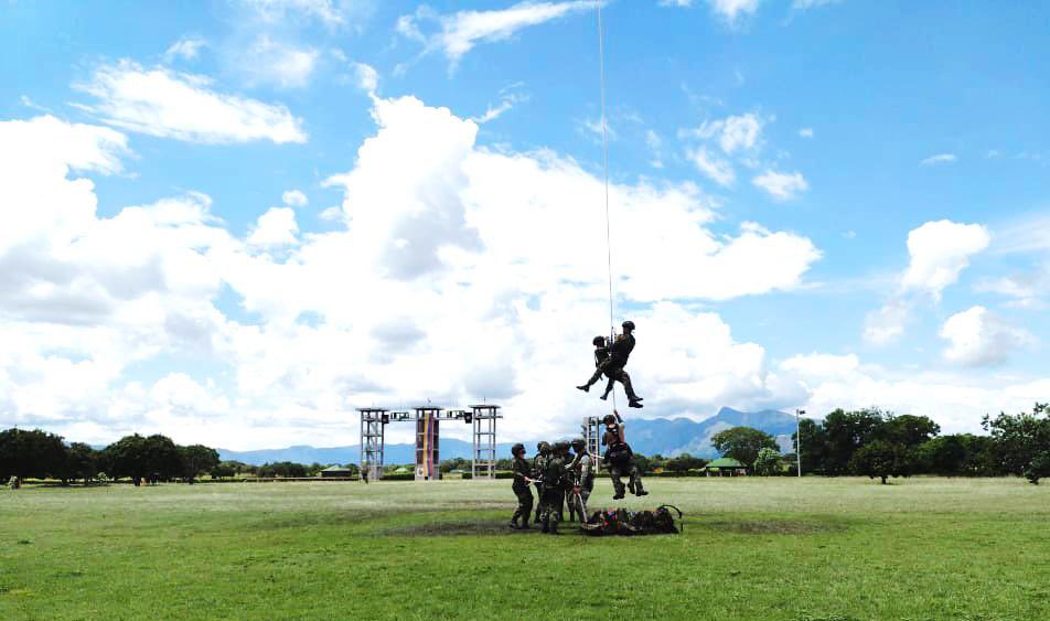ejercito_cedoc's tweet photo. Con ejercicios de entrenamiento en técnicas de Helocast, Escalera Colgante y Soga SPIES se lleva a cabo en #Tolemaida, el Curso de Maestro de Asalto Aéreo No. 051.
Bajo su lema: «Planear, Insertar y Maniobrar» se preparan nuestros alumnos en la Escuela de Asalto Aéreo #ESASA . https://t.co/M2CtFQ1EBm