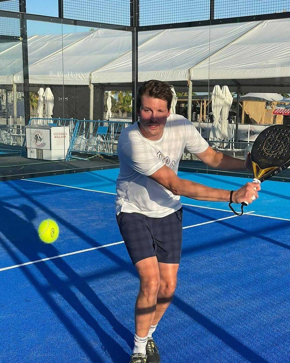 THE GOLDEN WRIST SERIES
¿Os acordáis de que hace dos meses anunciamos que saldría una línea exclusiva para Finlandia?
¡Pues ya está en pista! En el último WPT ya pudimos ver al jugador del #teamSANE Max Sjovall, número 1 de Finlandia, usando la pala que él mismo diseñó.#padel