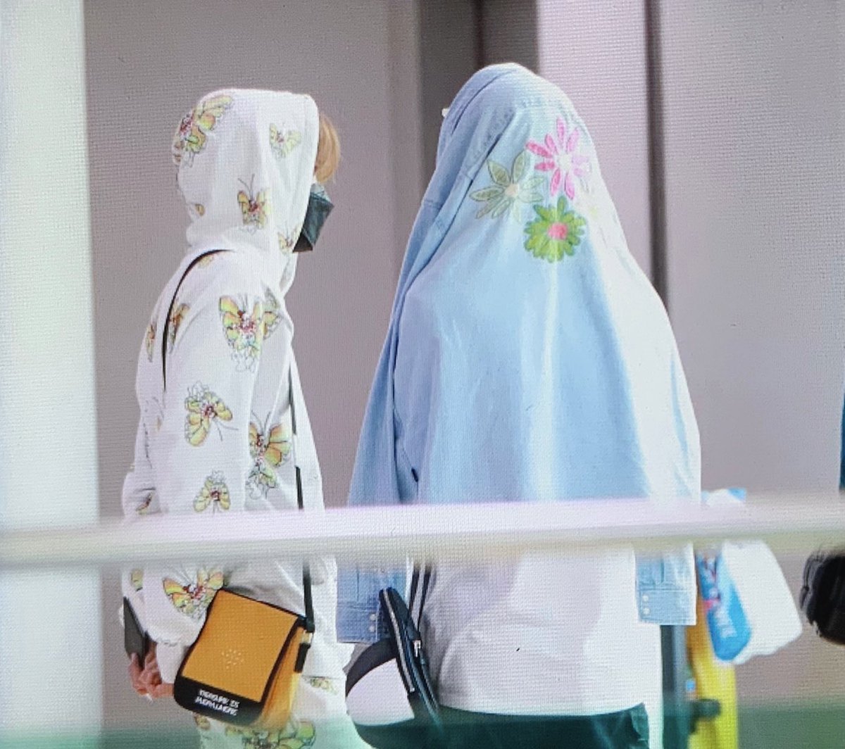 junkyu’s hoodie has butterflies on it &amp; jihoon has flowers on the back soulmates shit iktr