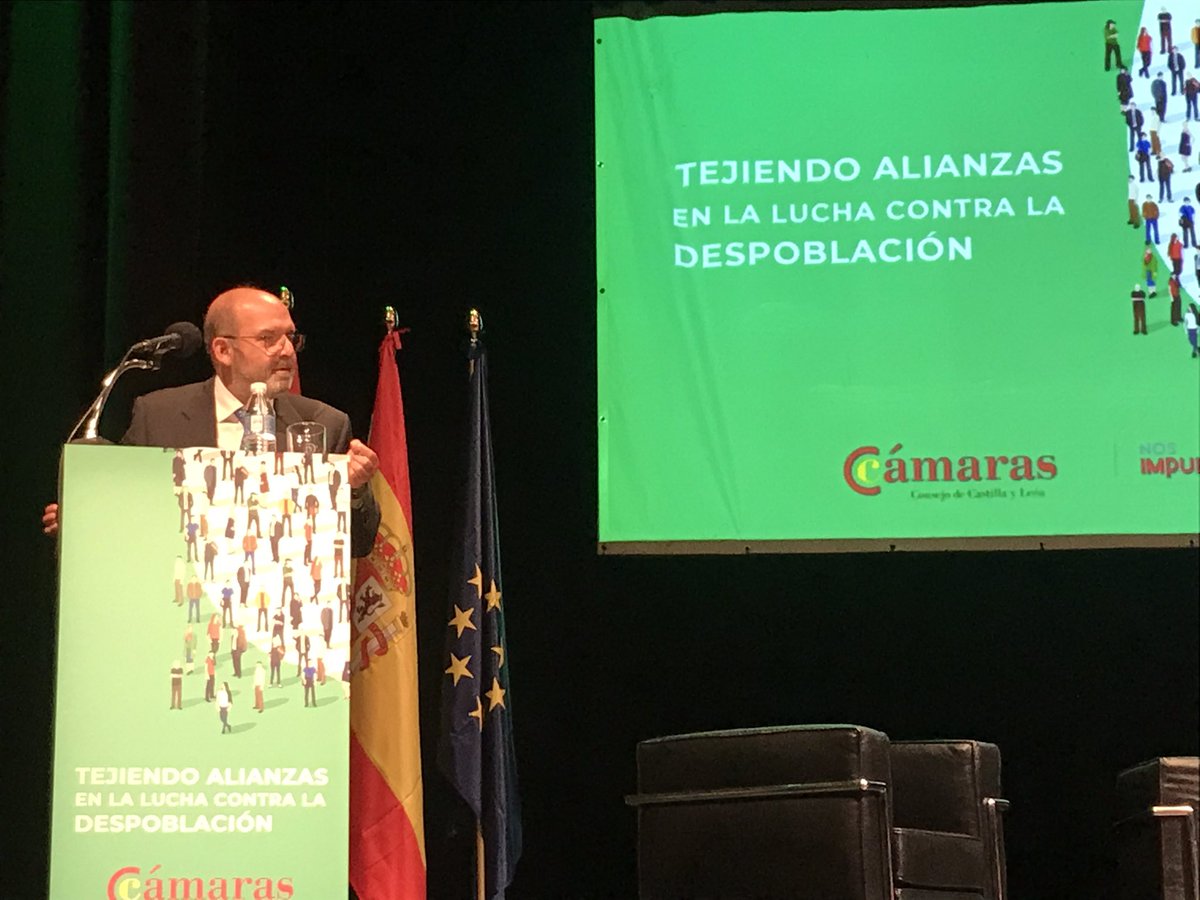 gargarjmvall's tweet photo. El Director de Ordenación del Territorio, @antoniocalongev, partiendo del análisis del enorme desafío poblacional, ha expuesto las principales líneas de la futura Ley de Dinamización Demografica de CyL: transversalidad, ruralidad y participación. #TejiendoAlianzas @camarascyl https://t.co/d1nd93Cv9r