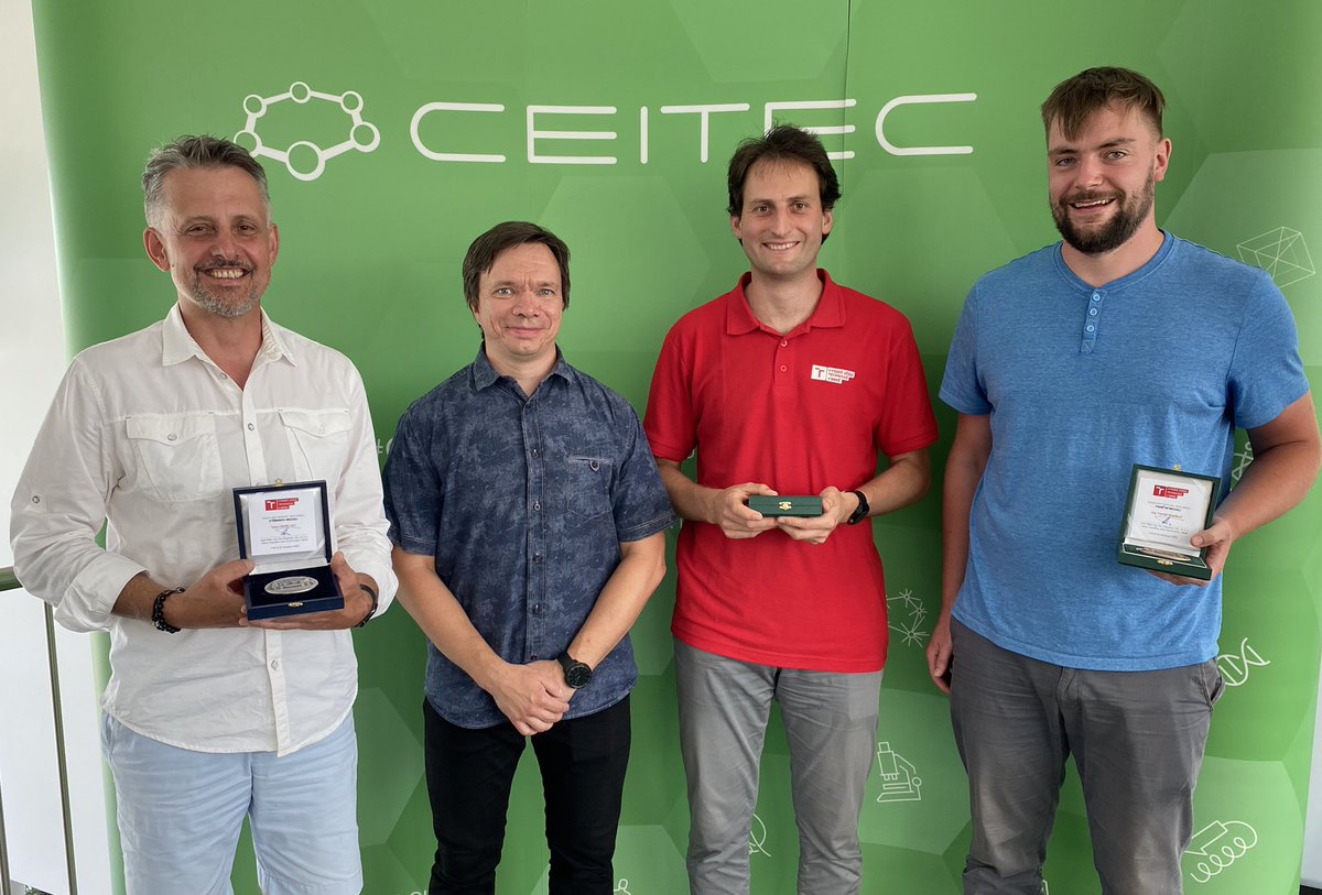 Tým z <a href="/CEITEC_Brno/">CEITEC</a> <a href="/VUTvBrne/">Vysoké učení technické v Brně</a> a FabLab Brno <a href="/JIC_Brno/">JIC - business with a purpose</a> převzal VUT medaile <a href="/stepanek_p/">Petr Štěpánek</a> za tisk ochranných štítů v době pandemie COVID-19 💚 

Těch se na jaře loňského roku zvládlo vyrobit celkem 36 127 kusů. Štíty byly poskytnuty zdarma všem potřebným👏🏻

#CEITECAgainstCovid