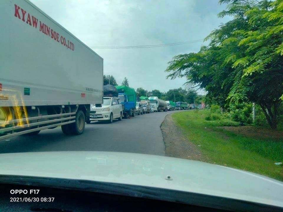 AliceFayMM1's tweet photo. At the 21-mile checkpoint in Myitkyina Township, Kachin state, clashes began with huge gunshots. #DreadfulCovidAmidMilitaryCoup #June30Coup #WhatsHappeningInMyanmar https://t.co/fibYe8Qi0o