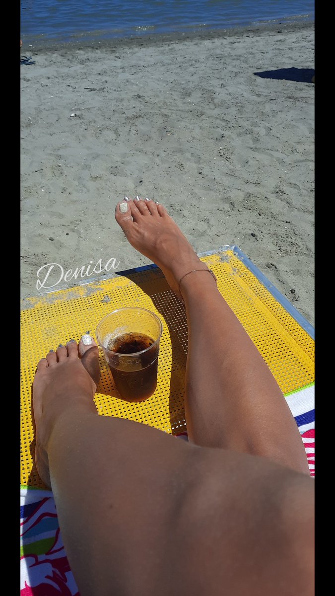 DenisaBogdan4's tweet photo. Per me solo relax e benessere, per te solo lavoro e fatica. Renditi utile e rimborsa! @ilRegnoFemDom @FemdomLatina @Imperatrix89 @Yesrtfeet1 #Feet @femdomlandia @findom4feet @RT_Loser @stupidloserfuck https://t.co/OkdPowx0Zy