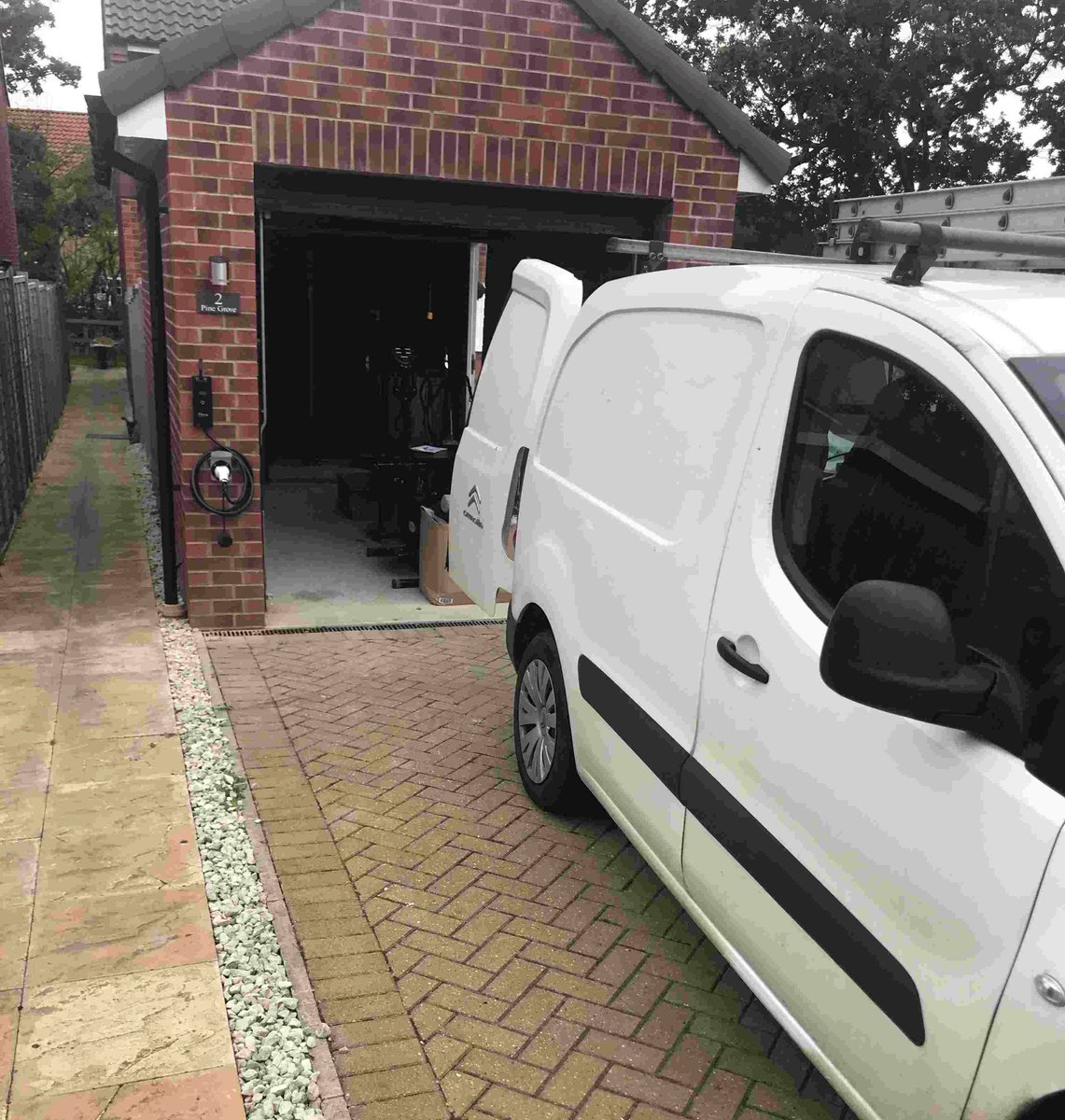proev_GB's tweet photo. @OhmeEV Intelligent Wall Charger installed on the front of this garage, with easy access to a vehicle parked on the driveway.
#proev #EVUK #electricvehicle #evcharging #evinstallationuk #ohme #ohmecharging #thefutureiselectric #greenfuture #savetheplanet https://t.co/CfZsxpuXzW