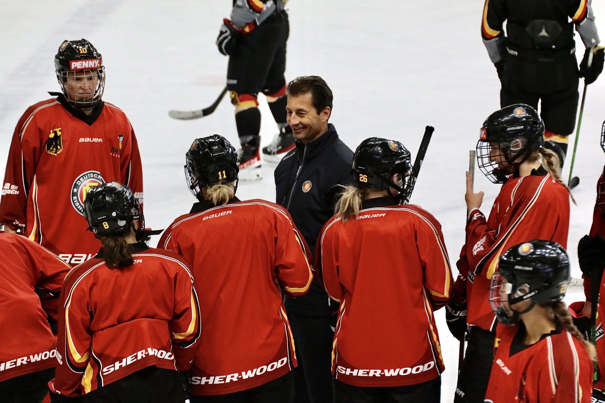 deb_teams's tweet photo. Seit Ende Mai amtiert Thomas Schädler nun als Frauen-Bundestrainer. Zum Start in seine neue Tätigkeit sprachen wir mit dem 53-Jährigen über seine neuen Aufgaben und die anstehende WM in Calgary kommenden August 🏒🥅
Das Interview mit ihm gibt es hier 👉 https://t.co/60gNtGSJn9 https://t.co/u8PQWAreCZ