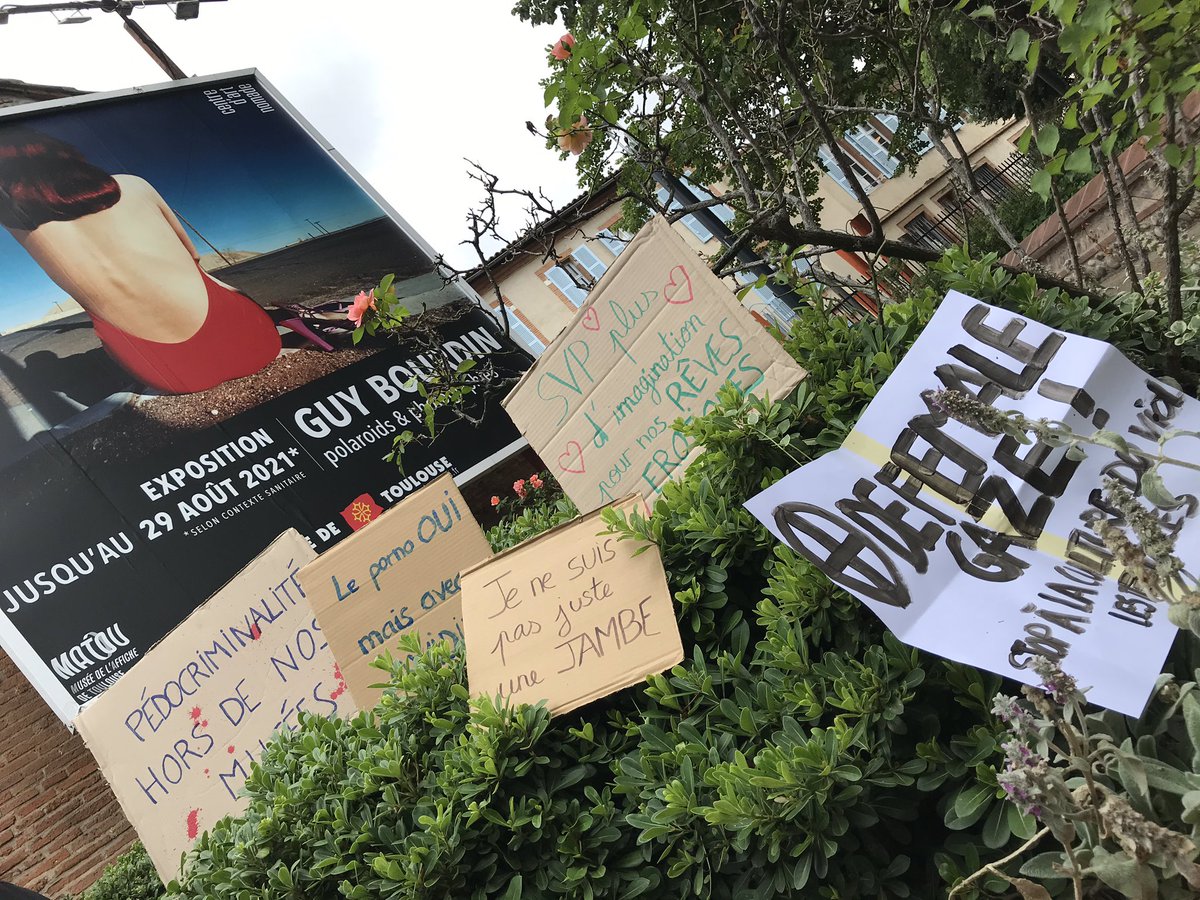 + DE FEMALE GAZE 
STOP À LA CULTURE DU VIOL ! 

Une trentaine de personnes étaient rassemblées devant le #MuséeDeLAffiche à #Toulouse pour réclamer une culture plus inclusive et dénoncer le sexisme des photos de #GuyBourdin. 
#CultureDuViol #CacaBourdin