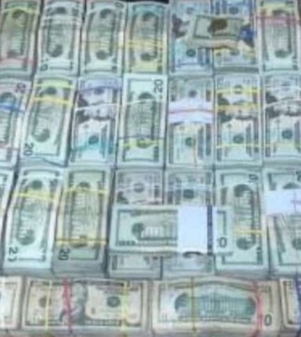 luisantonio_r's tweet photo. TARDE, ya cuando medio Quevedo ha sido estafado, la @FiscaliaEcuador, producto de la presión mediática, actúa ante la estafa masiva Big Money y hace allanientos que buscan la detención del sujeto que promociona la pirámide "financiera" que dicen escapó. ¿Quién les devuelve? https://t.co/EXGG9WMrNr