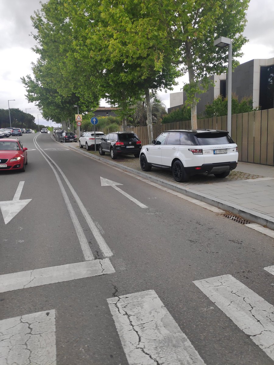 La prioritat d <a href="/ajsantcugat/">Aj. Sant Cugat</a> es veu a l'escola Turó. Si vas en bici per la vorera a portar el nen, multa de 200€. Si vas en SUV, impunitat. 
<a href="/mireiaingla/">Mireia Ingla Mas</a> <a href="/FrancescCarol/">Francesc Carol</a> <a href="/pgorina1/">Pilar Gorina,</a> quan deixareu de promoure el #cotxismeescolar ?