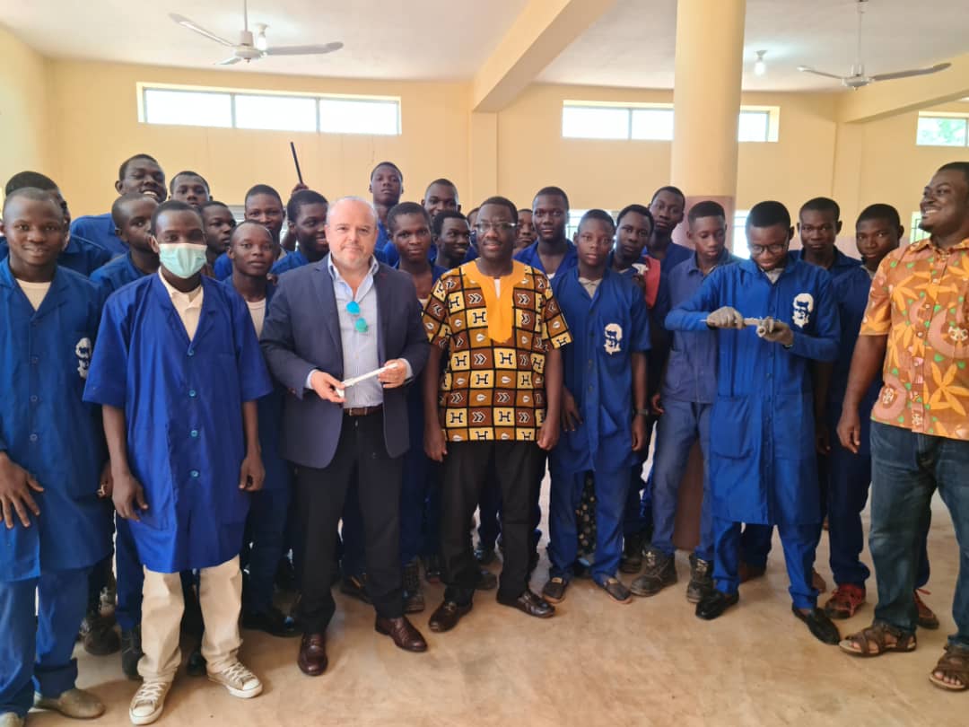 🌍 El embajador de #España en #Mali, <a href="/josehornerog/">José Hornero</a>, ha visitado esta semana el Centro #DonBosco de Formación Profesional en #Sikasso para conocer a los estudiantes del proyecto en el que colabora la <a href="/AECID_es/">AECID</a>. 

<a href="/EmbEspMali/">Embajada de España en Mali y Burkina Faso</a> 📸