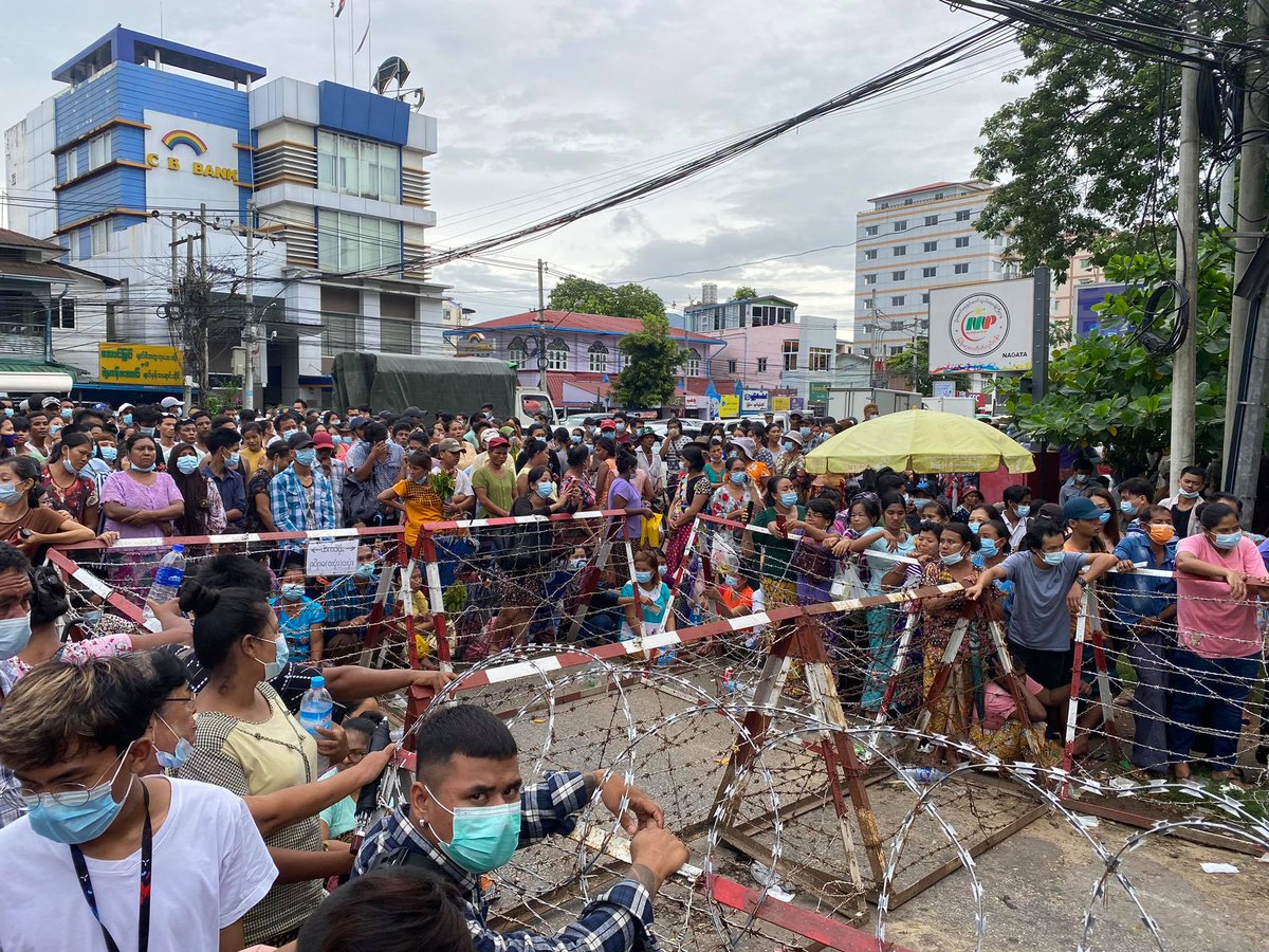 IrrawaddyNews's tweet photo. Family members waited outside #Insein_Prison in #Yangon until evening on Wednesday as the military junta released some of those arrested for anti-regime activities. 

#WhatsHappeningInMyanmar https://t.co/yikkMBSLeq