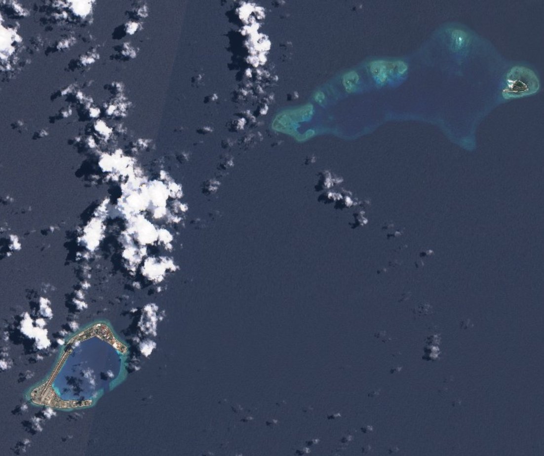 supbrow's tweet photo. @sentinel_hub @AndrewSErickson @duandang @ryankakiuchan 2/ Also on 30 Jun, 🇪🇺#Sentinel2 imaged Subi Reef, abt 200km northeast of Fiery Cross Reef, and just 22km from 🇵🇭 Thitu Island.
Note the most likely Chinese Fishing Vessels, likely anchored in the reefs.
@jaytaryela https://t.co/e8i0TWDjrw