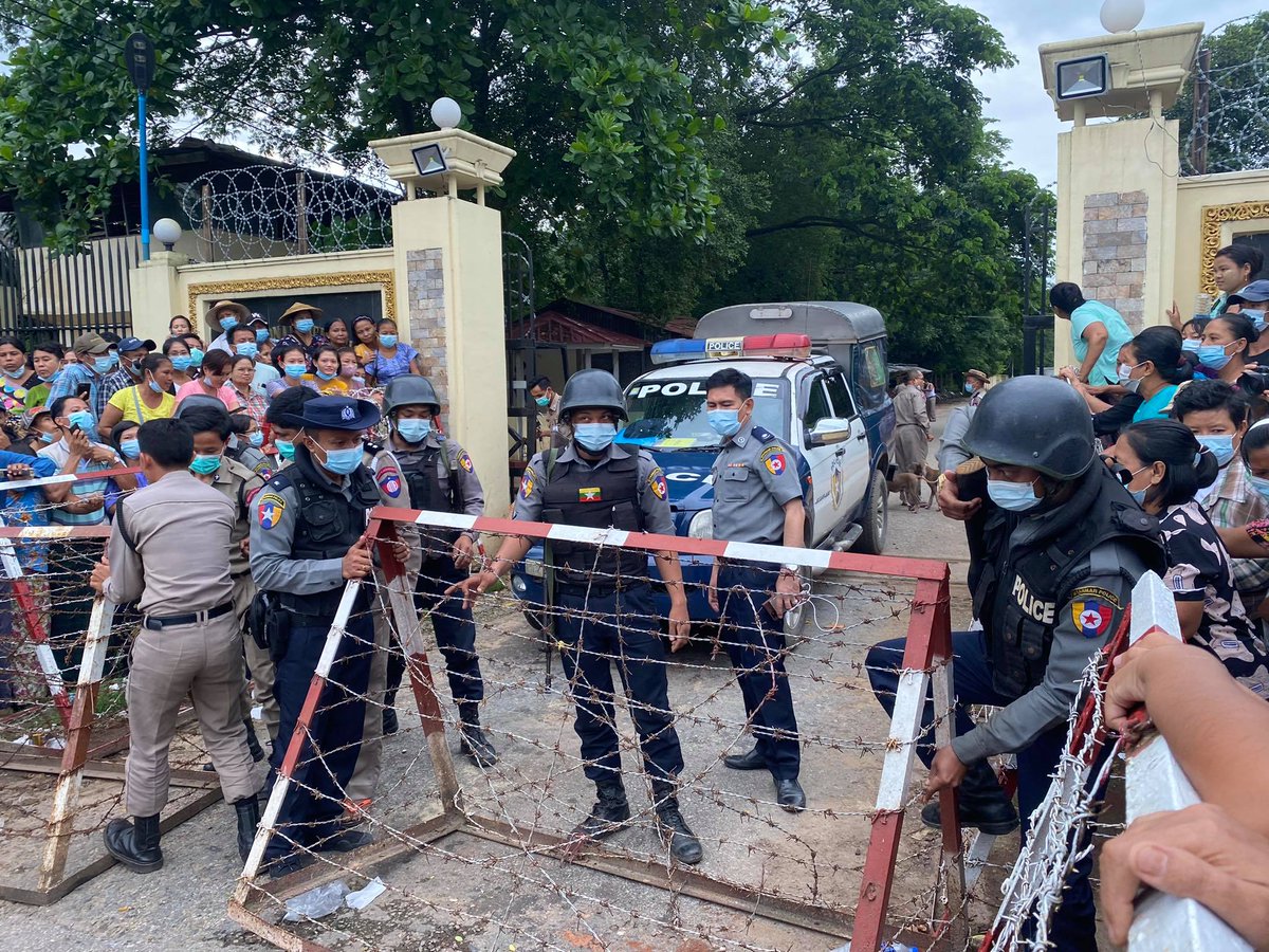 IrrawaddyNews's tweet photo. Family members waited outside #Insein_Prison in #Yangon until evening on Wednesday as the military junta released some of those arrested for anti-regime activities. 

#WhatsHappeningInMyanmar https://t.co/yikkMBSLeq