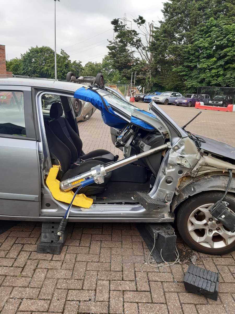 HIWFRS_LandD's tweet photo. This morning our #ModD #Students have covered #EmergencyExtrications #DashRelocation #DashLift and roof flap techniques #QUARTERFLAP https://t.co/QobCFIWbA1
