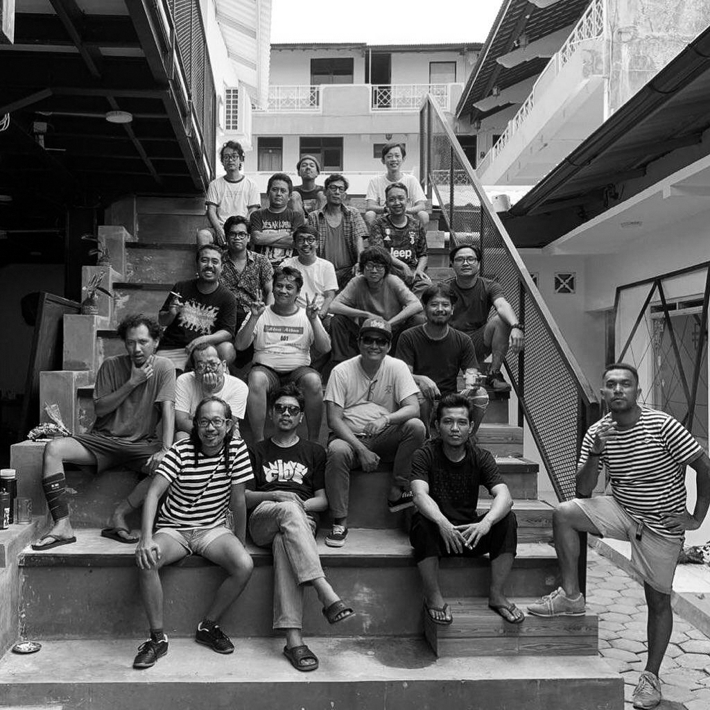 Seniman lain yang karyanya akan kalian temukan di #ARTJOGMMXXI adalah 🥁🥁🥁 <a href="/mes56/">Ruang MES 56</a> 📸

Ruang MES 56 ini adalah sebuah kolektif seni kontemporer dari Yogyakarta yang menggunakan medium fotografi🐦

#ARTJOG #ARTJOGMMXXI  #artsincommon #timetowonder #RuangMES56