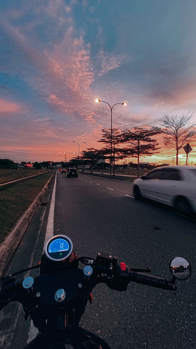 ArepJawa's tweet image. Aku sanggup berhenti tepi jalan semata-mata untuk merakam momen ini.