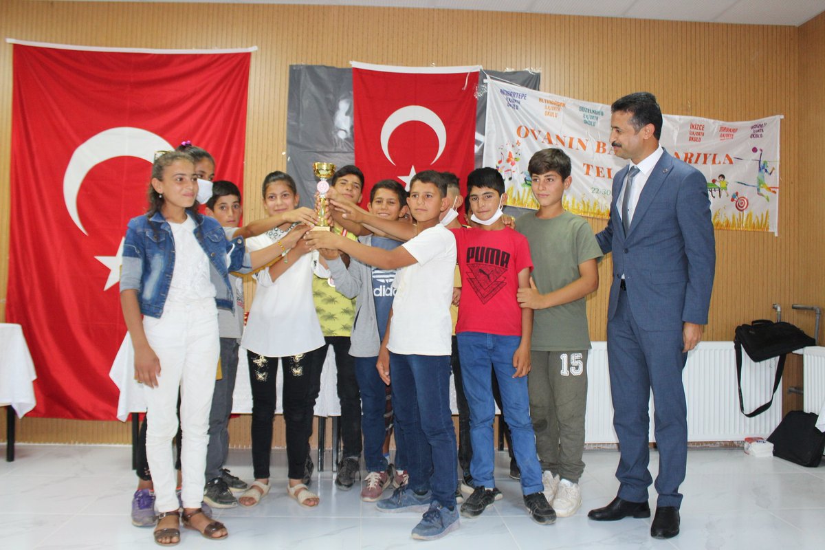 EyyubiyeMem63's tweet photo. Eyyübiye İlçemize bağlı 6 köy okulumuzun düzenlediği ' Ovanın Başaklarıyla Telafiye' adlı spor faaliyetlerinin ödül töreni İlçemize bağlı Güzelkuyu İlk ve Ortaokulu'nda gerçekleştirildi.
https://t.co/BThmBFL4bK https://t.co/Dt9grb5y86