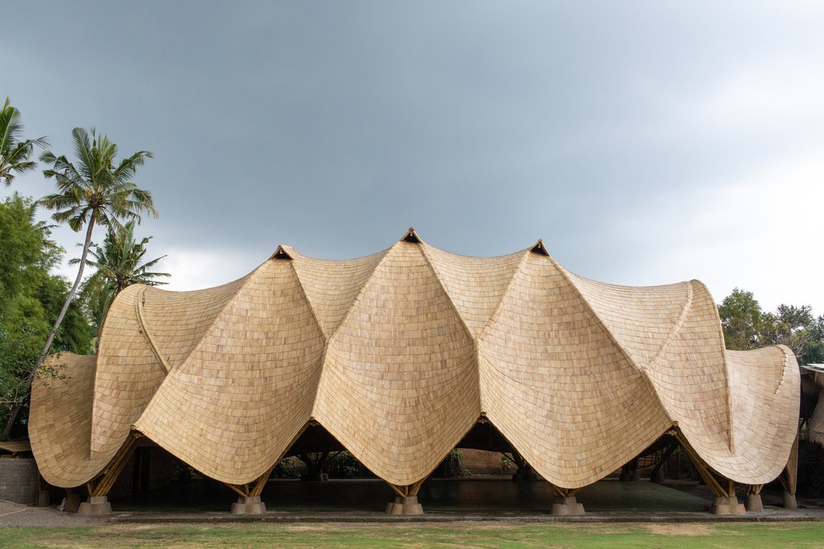 El resultado de esta cubierta ligera en un colegio de Indonesia, utilizando elementos tensados y bambú, es absolutamente mágico.

[Ibuku Architects]