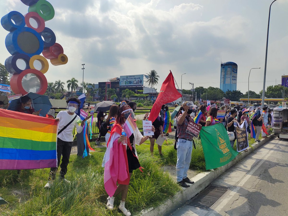 marxilog's tweet photo. ANG TINDEEEE !!! #PrideCentralLuzon #PrideCL https://t.co/KXRSqmyQBi