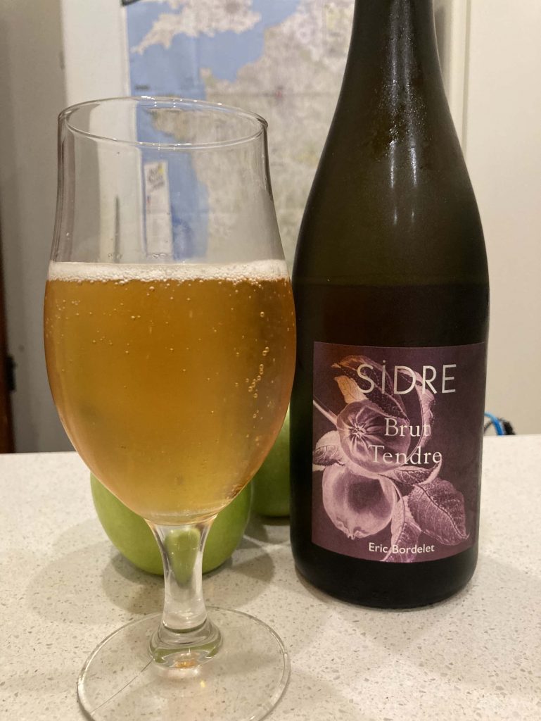 Mattlinyl's tweet photo. Stage 5 #tourdrinks is #EricBordelet Sidre Brut Tendre from #Charchigné 40km from the finish.
Clear gold, elegant bubbles, a damp nose with wet leaf. Off-Dry and crisp baked apple and moreish tannins.
#toursnacks #couchpeloton #sbstdf #tdf2021 #cider #cidre @oakbarrelsydney https://t.co/GC96oVspW4