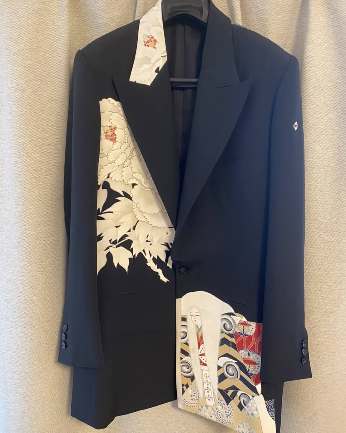 令和の虎 岩井良明 着物ジャケット 第3弾 第4弾 完成 令和の虎 Tiger Funding で見事にallを達成した山本拓さんにオーダーした着物ジャケットの3着目と4着目が完成しました 見て これ 1着は珍しく黒じゃない ジャケット もう1着は歌舞