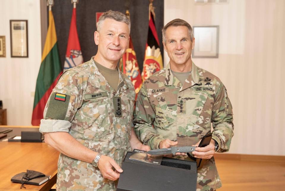 LTU_ArmedForces's tweet photo. Visit of @USSOCOM Commander Gen. Richard D. Clark in #Lithuania marks 1️⃣5️⃣ years of partnership &amp; true friendship between 
🇱🇹&amp;🇺🇸 #SOF. Meeting w/ 🇱🇹 CHOD LTG Valdemaras Rupšys to discuss military cooperation, security situation &amp; international missions #LithSOF @USEmbVilnius https://t.co/KbnQA8JYqi