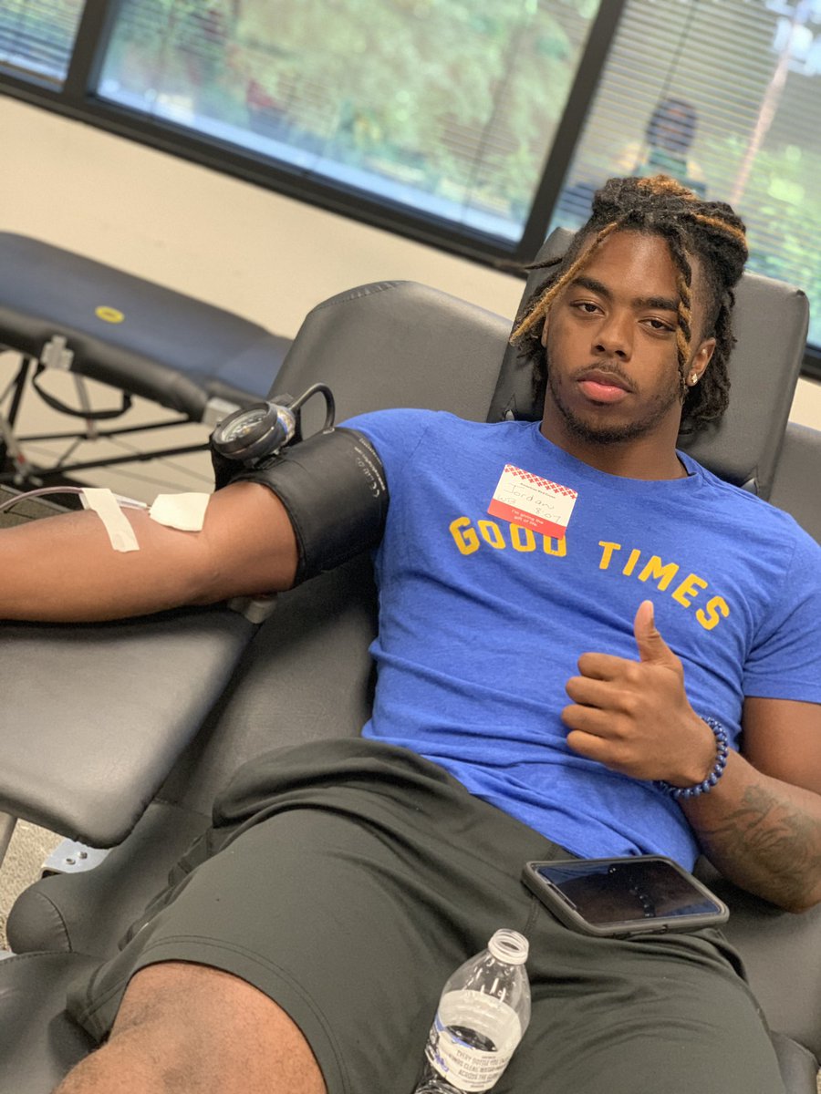 Up early saving lives🩸
What are you doing today?  

#recycleyourself #americanredcross #BloodDonation