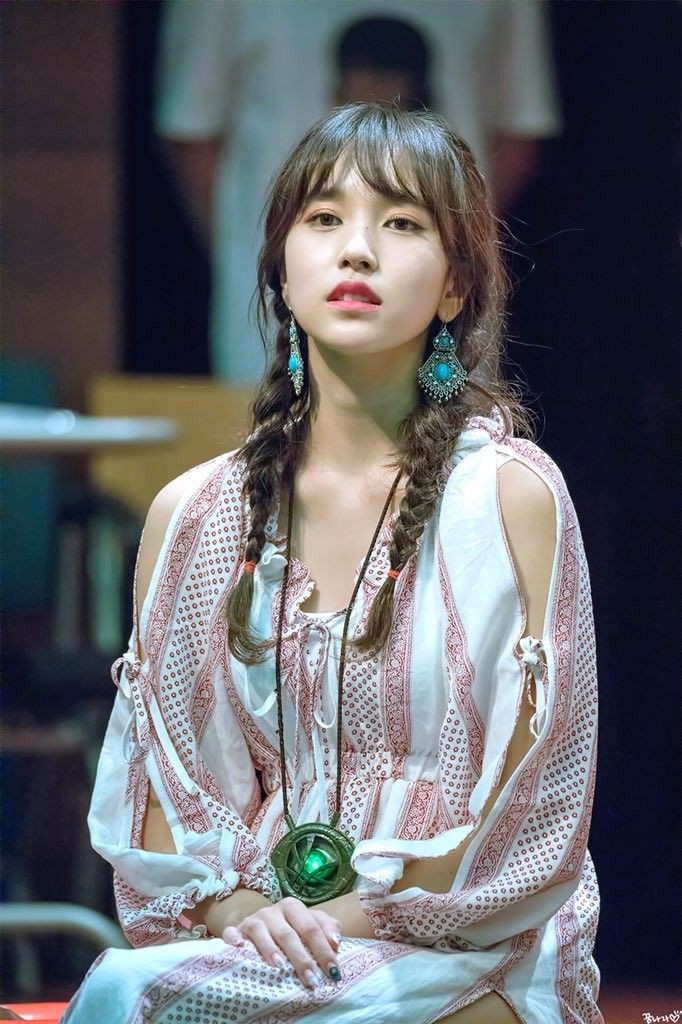 sleepytobeli's tweet photo. A GIRL FROM THE CASTLE

"Tahukah kamu dengan kisah orang-orang yang tinggal di kastil itu? Katanya, mereka adalah orang-orang yang hilang ... dan gadis itu ...."

".... salah satunya."

-alternate universe https://t.co/5Rd6El9H46