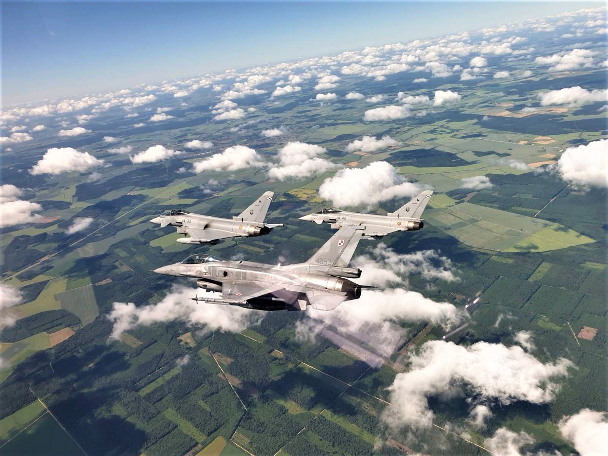 DGeneralneRSZ's tweet photo. W ramach ćwiczenia #RamsteinAlloy #31BLT realizuje zadania szkoleniowe z 🇪🇸 EF-2000 @EjercitoAire 

Równolegle prowadzone jest ćwiczenie #CrossBorderOperation z 🇨🇿 JAS 39 Gripen  211 taktická letka Čáslav

Ćwiczenia są kluczowym elementem gwarantującym interoperacyjność w #NATO https://t.co/typ1AXLmYc