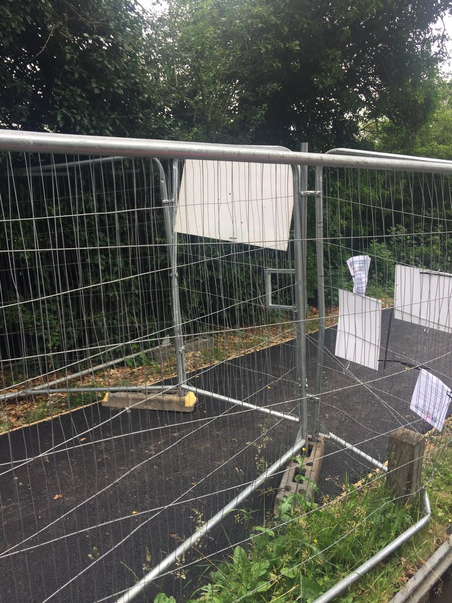 OX3reporting's tweet image. No safe way to land and open lift bridge due to inconsiderate works barriers at lift bridge in oxford ⁦@CRTContactUs⁩