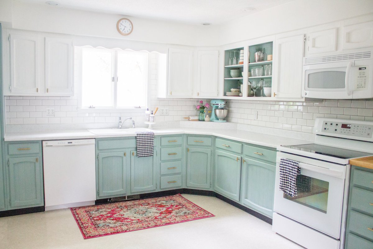 CapKitchen's tweet image. What’s your favorite kitchen cabinet color/look? Comment below! #CapitalKitchen #Refacing #CustomCabinetry bit.ly/34GHZz9