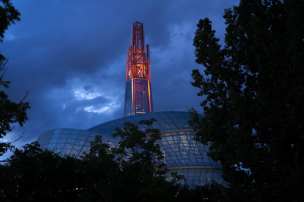 La tour du Musée illuminée d'orange.