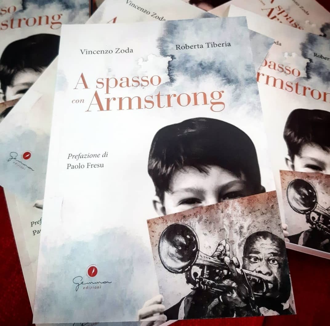 Arrivato in sede, ora, "A spasso con Armstrong" di <a href="/Roberta_Tiberia/">Roberta Tiberia</a> e <a href="/vinzeus/">Vincenzo Zoda</a>, con la prefazione del trombettista Paolo Fresu 😍
Nuovissimo di stampa, è disponibile nel nostro catalogo al seguente link: gemmaedizioni.it/prodotto/a-spa…