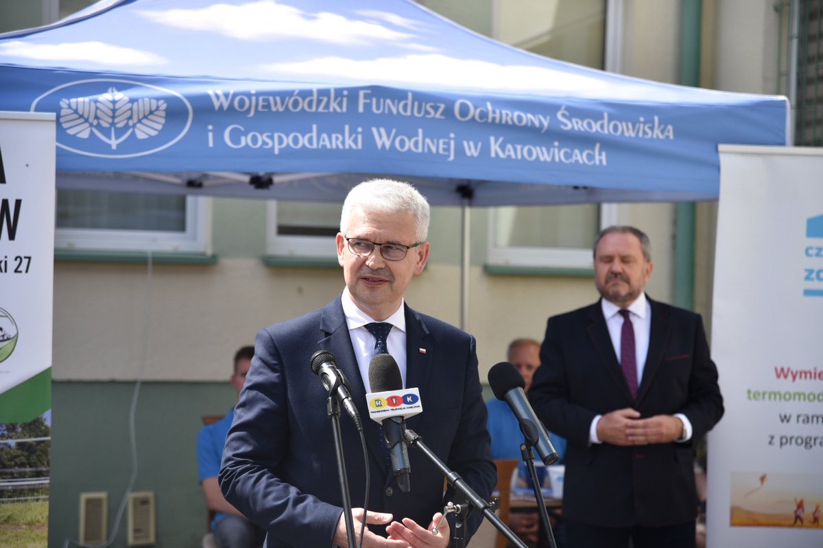 MKiS_GOV_PL's tweet photo. Wiceminister @Ireneusz_Zyska w #Opatów: Spotkania z osobami, które doradzą w kwestii możliwych rozwiązań termomodernizacyjnych czy też pokażą, jak wypełnić wniosek w programie #CzystePowietrze, to kolejny krok w celu poprawy jakości powietrza w tej gminie. https://t.co/gbPtn8bVBT
