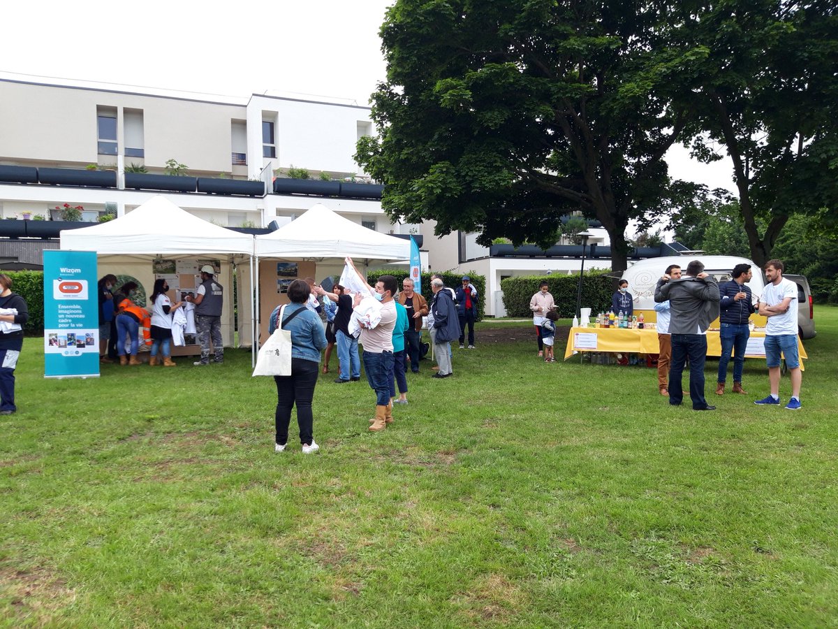 [#EnDirect] Bonne humeur et #convivialité au sein du quartier Bic Auber à Saint-Etienne-du-Rouvray. Au programme : après-midi initiation au #handball avec <a href="/RouenHandball/">Rouen Handball</a> 🤾‍♀️
