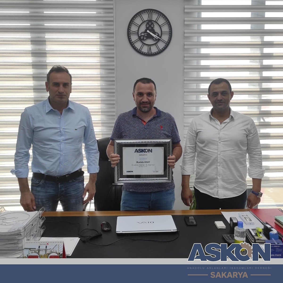 Teşkilat Başkanımız <a href="/halilerolll/">Halil Erol</a> ve Üye İlişkileri Komisyon Başkanımız <a href="/MetinSevindikk/">Metin Sevindik</a>  ile Üyemiz Mustafa Ersoy beyi işyerinde ziyaret ederek üyelik sertifikasını takdim ettik..
#askon