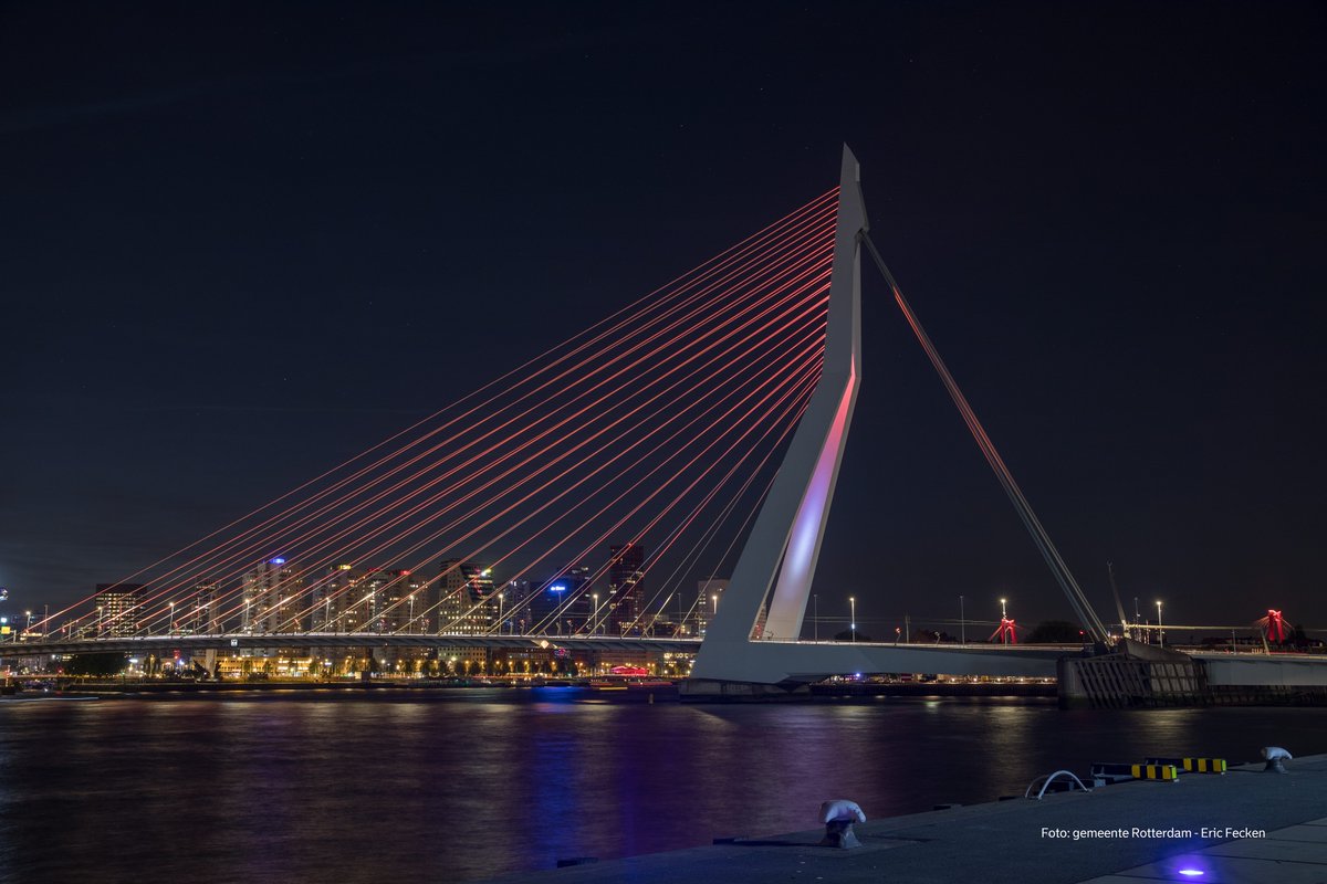 Komende avond en nacht schitteren onze beide iconen over de #NieuweMaas in het #Rood. De <a href="/Erasmusbrug010/">@Erasmusbrug010</a> <a href="/Rotterdam/">Gemeente Rotterdam</a> feliciteert hiermee grote broer #Willemsbrug met zijn 40-jarig jubileum. #Willemsbrug40jaar. Meer info: bit.ly/3g17iAH