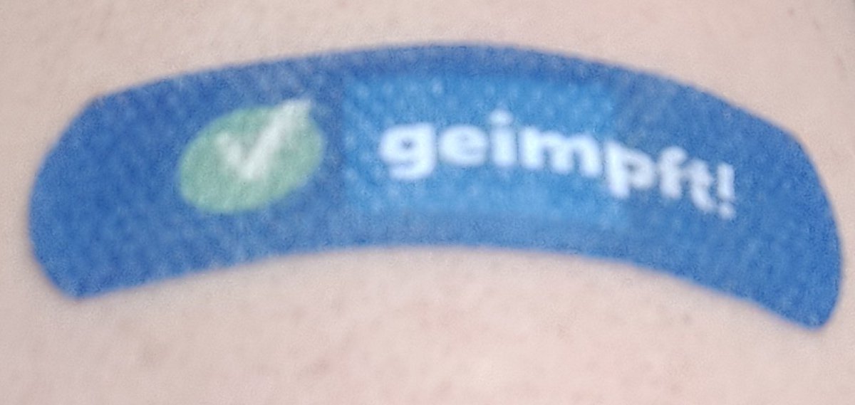 bl8's tweet image. Second dose is in my arm. 💉💉
This time the band-aid is blue, and in German!