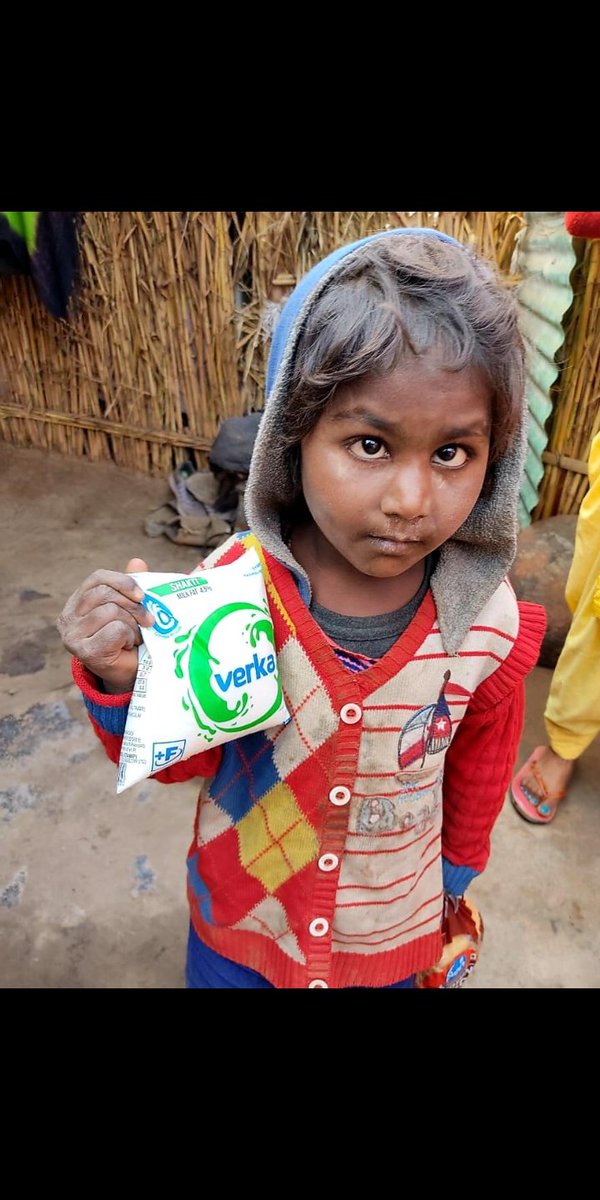 Nitya77723's tweet photo. Milk bank campaign by @teamaashman @aashmanfoundation focuses on children who do not have access to milk. They dream to have milk in their diet. 
It nothing cost but only 25 rupees to donate 1 packet of milk for a child. Join our campaign #milbankcampaign #aashmanfoundation https://t.co/i5Pl3PNTMi