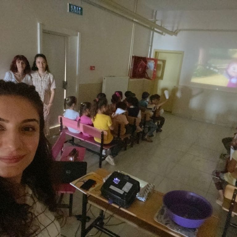 Okulumuzda öğrenciler dönemin son günlerini eğlenceli aktiviteler yaparak geçiriyor . Bu  sinema salonunu hazırlayan sınıf öğretmenlerimize tesekkür ederiz 👏😍 <a href="/ASUTAYMEHMET/">Mehmet ASUTAY</a> <a href="/MemHarran/">Harran İlçe MEM</a> <a href="/cihatkoc61/">Cihat Koç</a> <a href="/HarranKaymakam/">Harran Kaymakamlığı</a> @Hasanzkikorogli