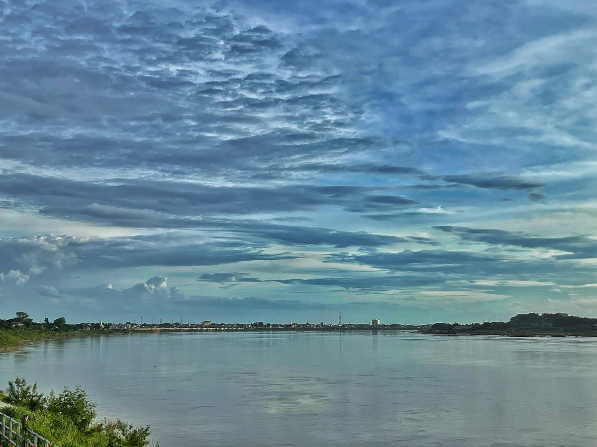 WayTHEGENTLE's tweet photo. #sunset #mekhongriver #river #nongkhai #หนองคาย #แม่น้ำโขง #gotong #gotongbikestation #cafe #beautiful https://t.co/HsOAAMJ3eq