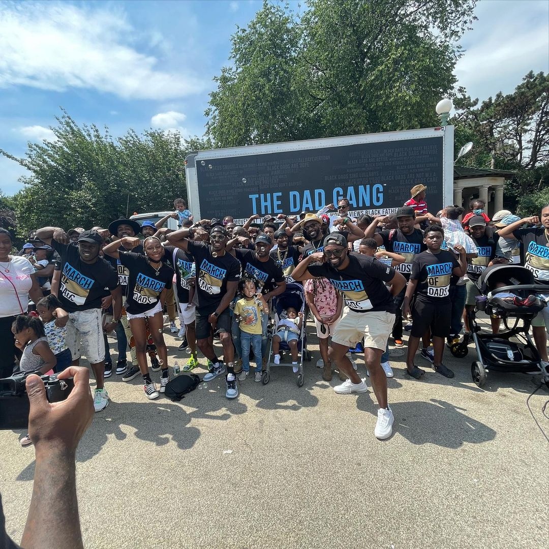 scotchporter's tweet photo. We’re arming men with the tools to live their best lives. During @thedadgang’s March of Dads we gifted fathers with #ScotchPorter Beard, Hair & Face wellness kits to help remind them of the importance of self care.
#TheDadGang #MarchofDads #BlackFatherhood #BlackFathers https://t.co/4xHlUOxRfs
