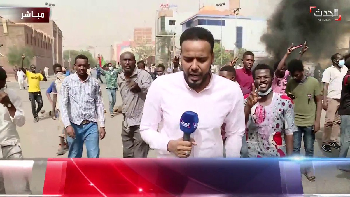 مراسل الحدث محمد عثمان الشرطة السودانية تطلق الغاز المسيل للدموع لمنع وصول المحتجين إلى القصر الرئاسي