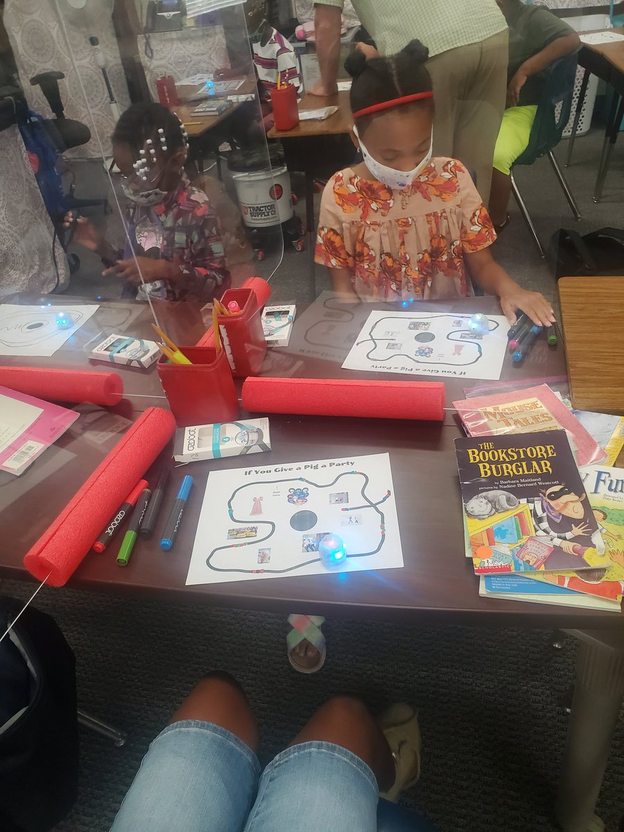 The 2nd grade stars @SEstarsR2 were using a story map to code the events from If You Give a Pig a Party with ozobots during SOAR. SO FUN! THEN, they created their own maps! @Itecswick @LauraNumeroff #technology #coding #mapping  #integratedliteracy @RichlandTwo