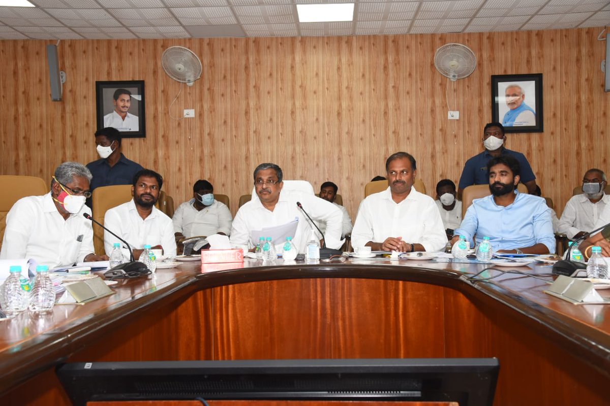 BharatRam_MP's tweet photo. ప్రతిష్టాత్మక పోలవరం ప్రాజెక్టు నిర్మాణ పనులను గౌరవ ముఖ్యమంత్రి సలహాదారు, ప్రభుత్వ సలహాదారు శ్రీ సజ్జల రామకృష్ణారెడ్డి గారు, శ్రీ శ్రీకాంత్ రెడ్డి గారుతో కలిసి సందర్శించిన తదుపరి ప్రాజెక్ట్ సైట్ లో జరిగిన మీడియా సమావేశంలో పాల్గొన్నాను. #superMB @ysjagan @VSReddy_MP #COVID19 https://t.co/MlpFURqfVo