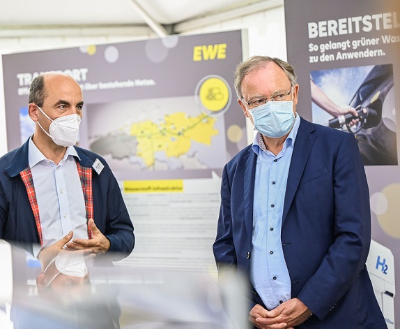 Stefan Dohler (@dohlerstefan) on Twitter photo Gestern guter Austausch zu #Wasserstoff mit @MpStephanWeil am #Kavernenspeicher von <a href="/EWEAG/">Christian Arnold</a> in #Huntorf. In #Niedersachsen gibt es beste Voraussetzungen für diesen neben #Onshore-#Windenergie zentralen Baustein der klimaneutralen Energiezukunft in D und EU. t1p.de/p8sx Gestern guter Austausch zu #Wasserstoff mit @MpStephanWeil am #Kavernenspeicher von <a href="/EWEAG/">Christian Arnold</a> in #Huntorf. In #Niedersachsen gibt es beste Voraussetzungen für diesen neben #Onshore-#Windenergie zentralen Baustein der klimaneutralen Energiezukunft in D und EU. t1p.de/p8sx