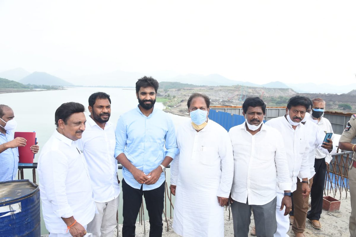 BharatRam_MP's tweet photo. ప్రతిష్టాత్మక పోలవరం ప్రాజెక్టు నిర్మాణ పనులను గౌరవ ముఖ్యమంత్రి సలహాదారు, ప్రభుత్వ సలహాదారు శ్రీ సజ్జల రామకృష్ణారెడ్డి గారు, శ్రీ శ్రీకాంత్ రెడ్డి గారుతో కలిసి సందర్శించిన తదుపరి ప్రాజెక్ట్ సైట్ లో జరిగిన మీడియా సమావేశంలో పాల్గొన్నాను. #superMB @ysjagan @VSReddy_MP #COVID19 https://t.co/MlpFURqfVo
