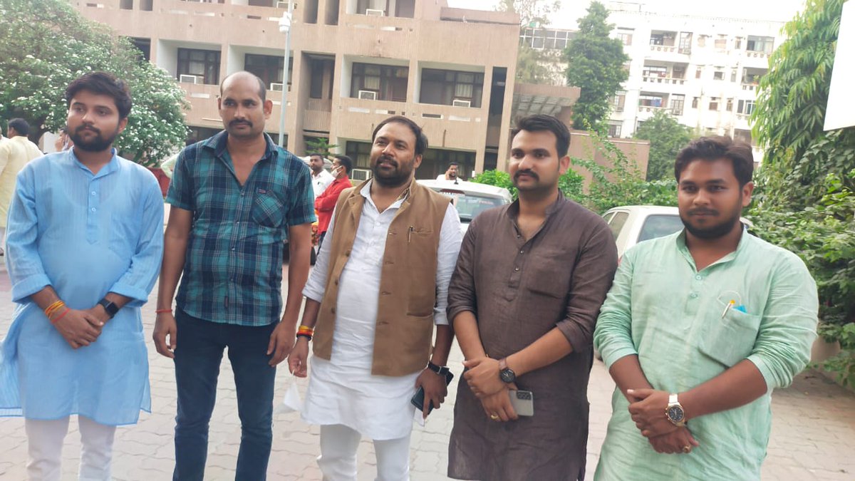 praveenbjp4up's tweet photo. प्रदेश कार्यालय में भाजपा युवा मोर्चा के नवनियुक्त प्रदेश अध्यक्ष आदरणीय बड़े भाई प्रांशूदत्त द्विवेदी जी का स्वागत कर उन्हें शिव परिवार की प्रतिमा भेंट कर आशीर्वाद लिया। संचालन कर रहे प्रदेश महामंत्री आदरणीय बड़ेभाई कमलेश मिश्रा जी का भी आशीर्वाद मिला।
@PranshuDutt @bjymkamlesh https://t.co/PEWU3b4ODz