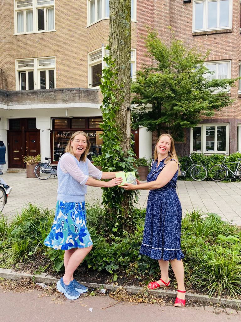EaudAmsterdam's tweet photo. Ter viering van de zomer hebben we een nieuwe limited editie van Eau d’Amsterdam Vondelpark gebotteld, met geur van zon op het iepenhout! 🌳🍀 Online bestellen of bij Perfume Lounge, @Stadshout of Mud in May. https://t.co/Hq6lW5rb5f