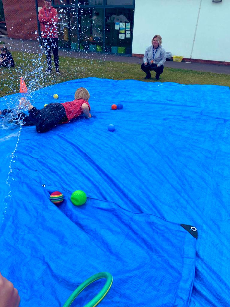 Astley_Primary's tweet image. 💦 WATER SLIIIIIIIIIDE 💦

ALL THE FUN from our super bubbles today celebrating our active week with a water extravaganza 🤩

#slipnslide #aceactiveweek #weareastley #weareace #wellbethereforyou 💙